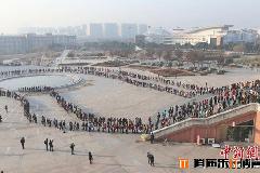 南财大学生“进攻”图书馆，场面壮观堪比春运